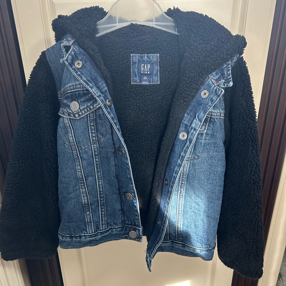 Gap denim jacket with shearling NEW without tags!